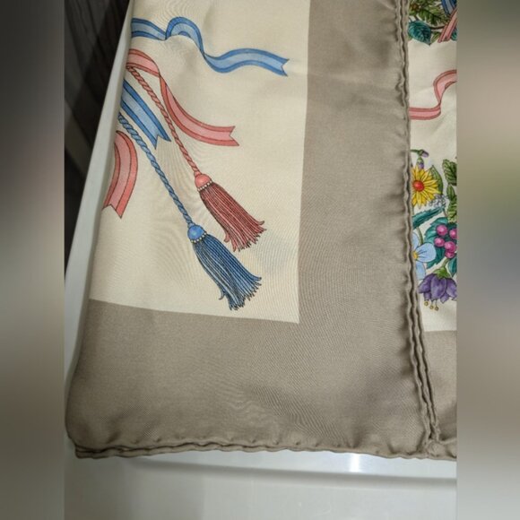 Authentic Gucci Floral V.Accornero Silk Scarf - Picture 8 of 15